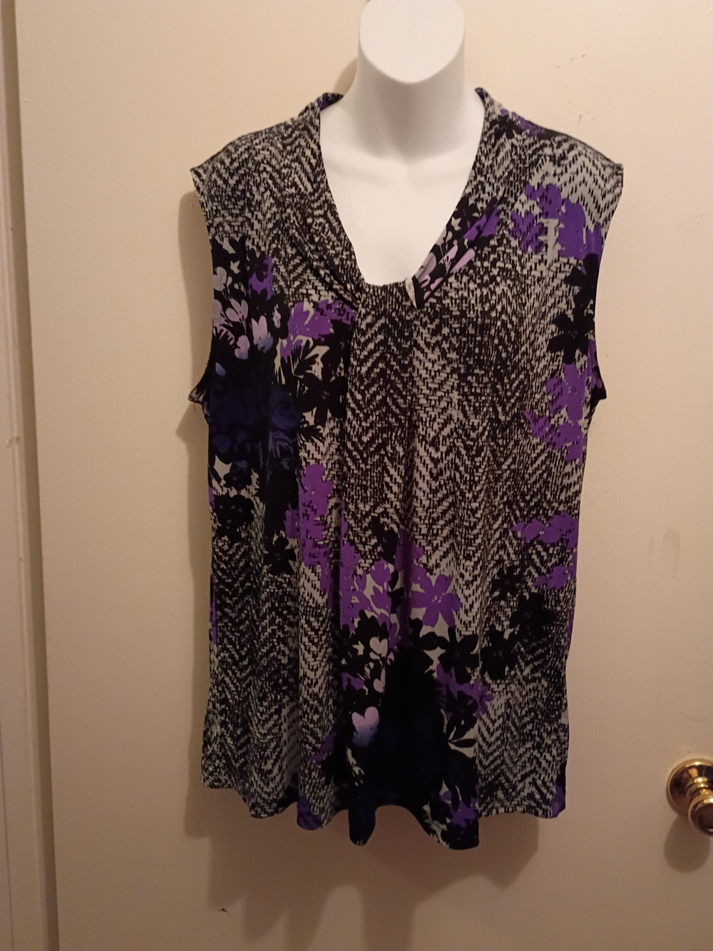Dana Buchman Black and Purple Floral V-Neck Sleeveless Top